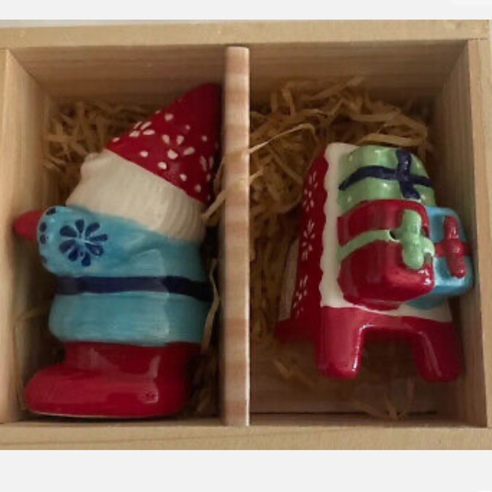New World Market Santa Gnome & Cart Salt Pepper Shakers Christmas NIB wood Box - Picture 2 of 6